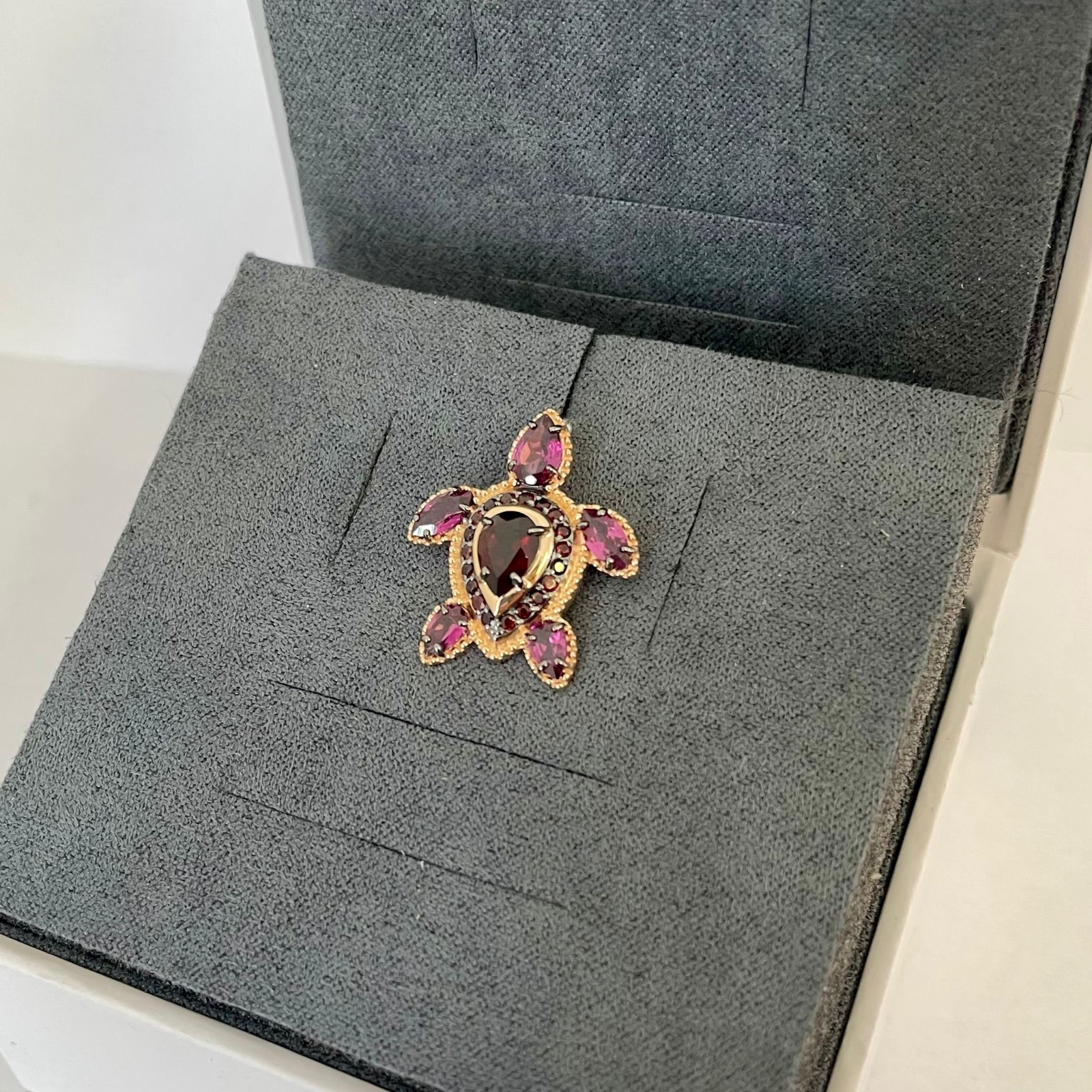 Russisches Gold in Deutschland - ANH3113-00-204-11109 - Фото №3 Подвеска «Черепаха» из красного русского золота 585 пробы с гранатами - Фото №3