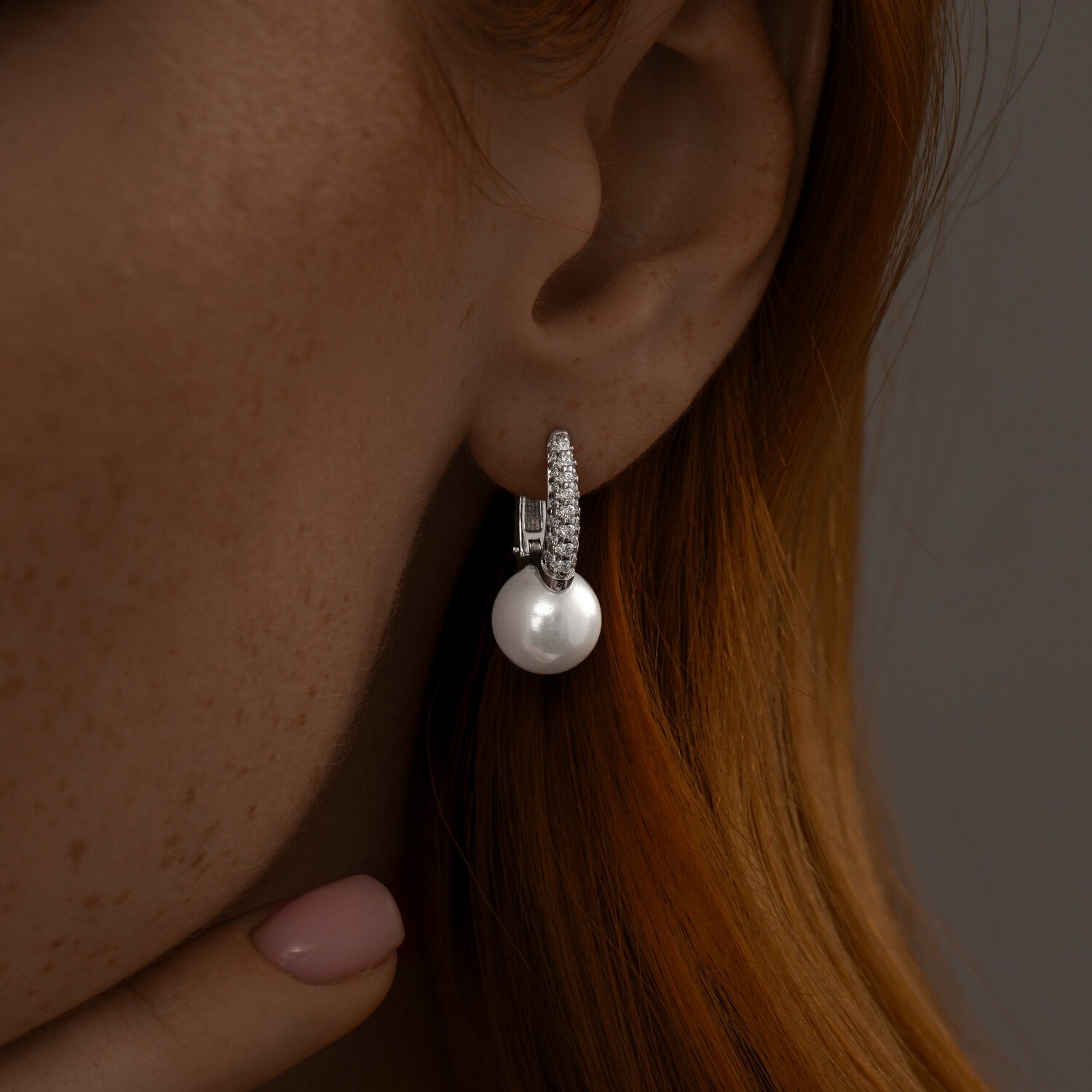 Серьги креолы из русского серебра 925 пробы с жемчугом и фианитами - Фото №3 Серьги креолы из русского серебра 925 пробы с жемчугом и фианитами - Фото №3