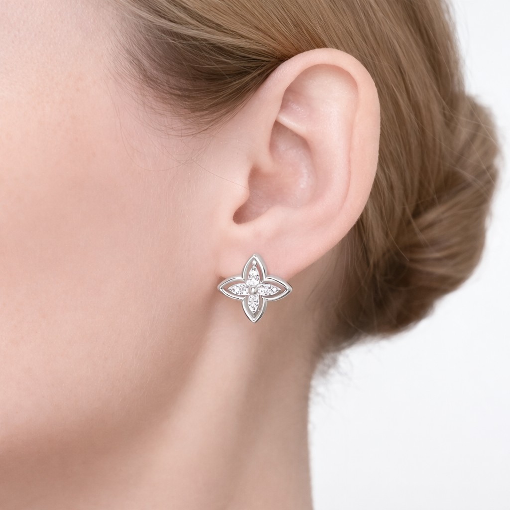 Ohrringe „Klee“ aus russischem 925 Silber mit Zirkonia und englischem Verschluss - Foto №1 Ohrringe „Klee“ aus russischem 925 Silber mit Zirkonia und englischem Verschluss - Foto №1