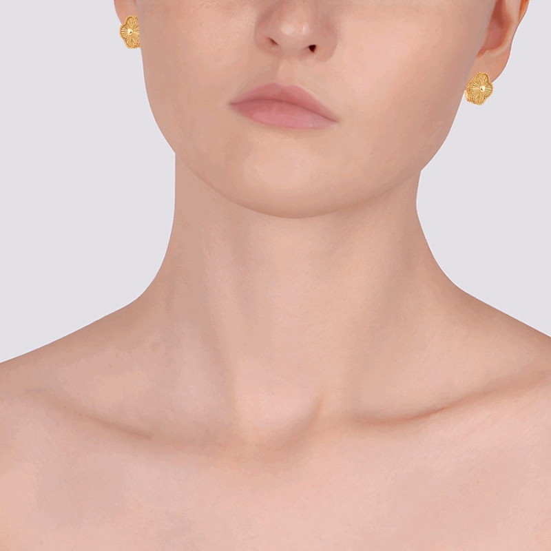 Kleeblatt Ohrringe aus 585 Gold mit funkelnder Oberfläche und Verschluss Detail - Foto №2