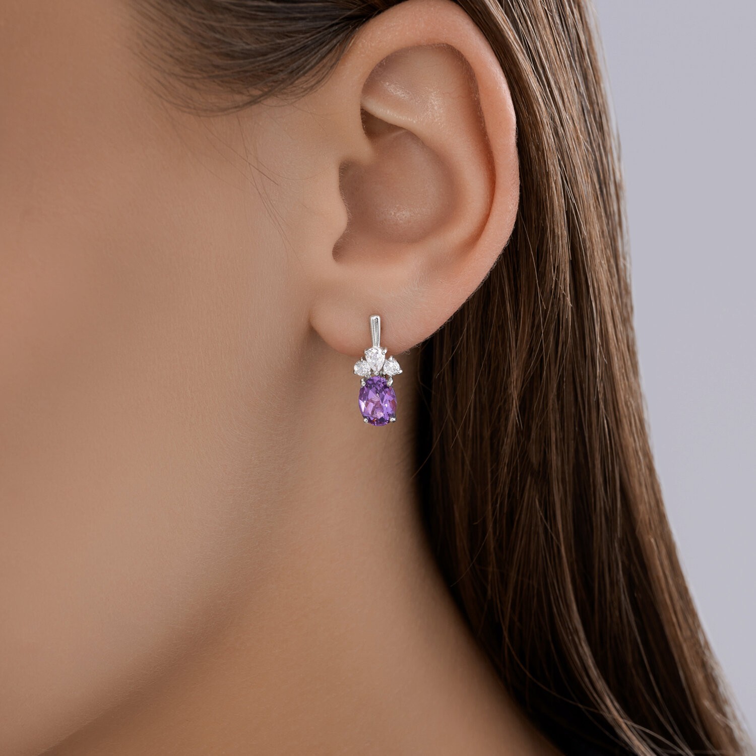 Silber Ohrringe mit Amethysten und Zirkonia aus 925 Silber mit englischem Verschluss - Foto №2 Ohrringe mit blauem Topas und Klappverschluss in Deutschland kaufen - Foto №2