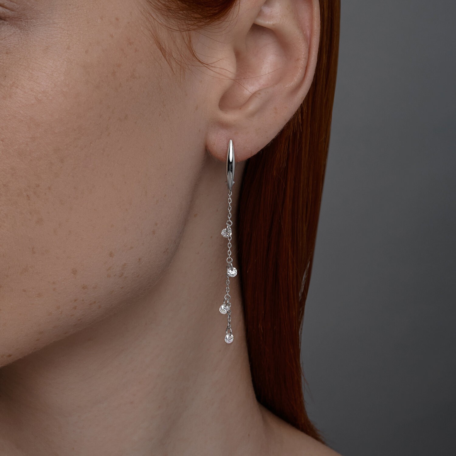 Hängende Ohrringe aus russischem 925er Silber mit Zirkonia und englischem Verschluss - Foto №2 Hängende Ohrringe aus russischem 925er Silber mit Zirkonia und englischem Verschluss - Foto №2