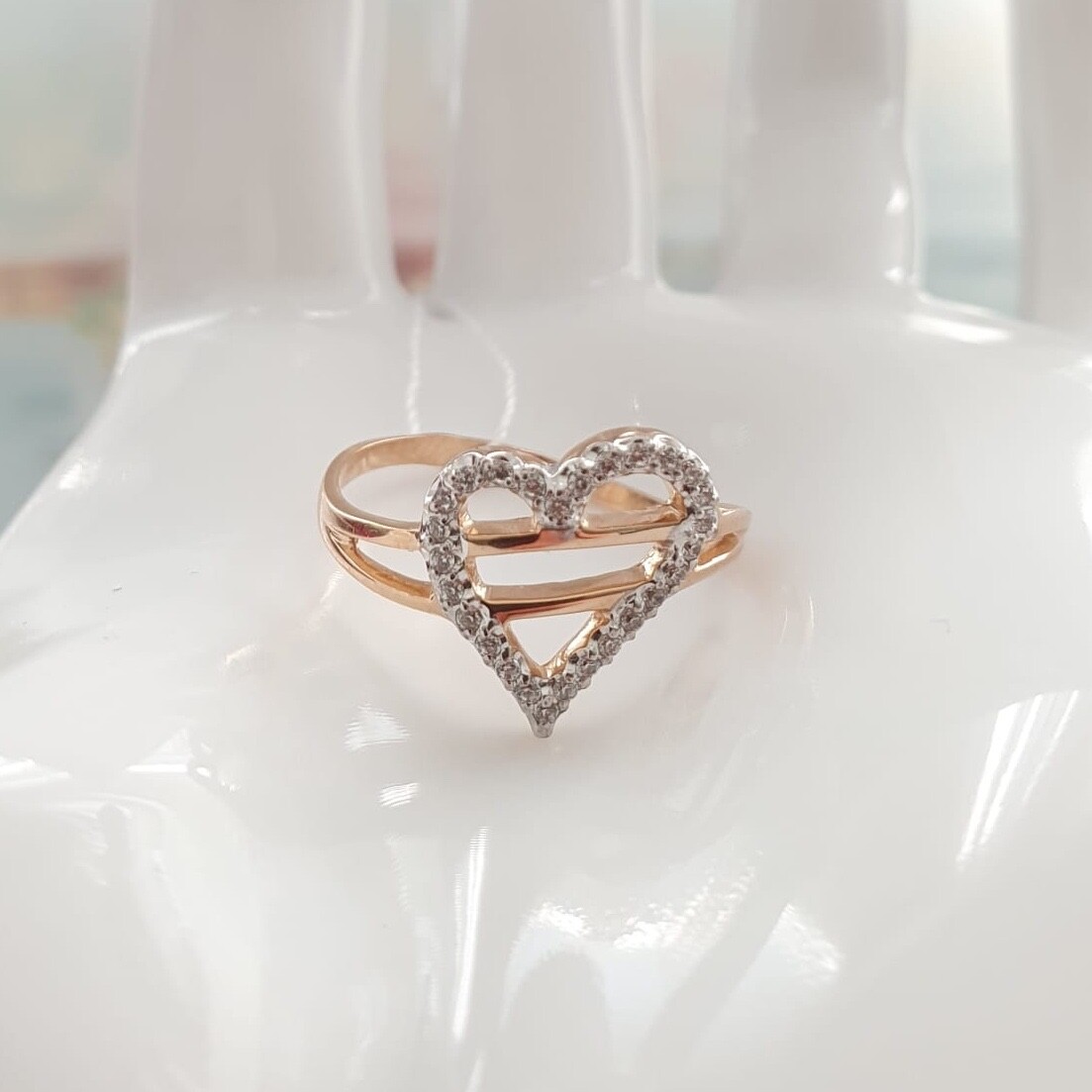 Кольцо "Сердце" с фианитами из золота