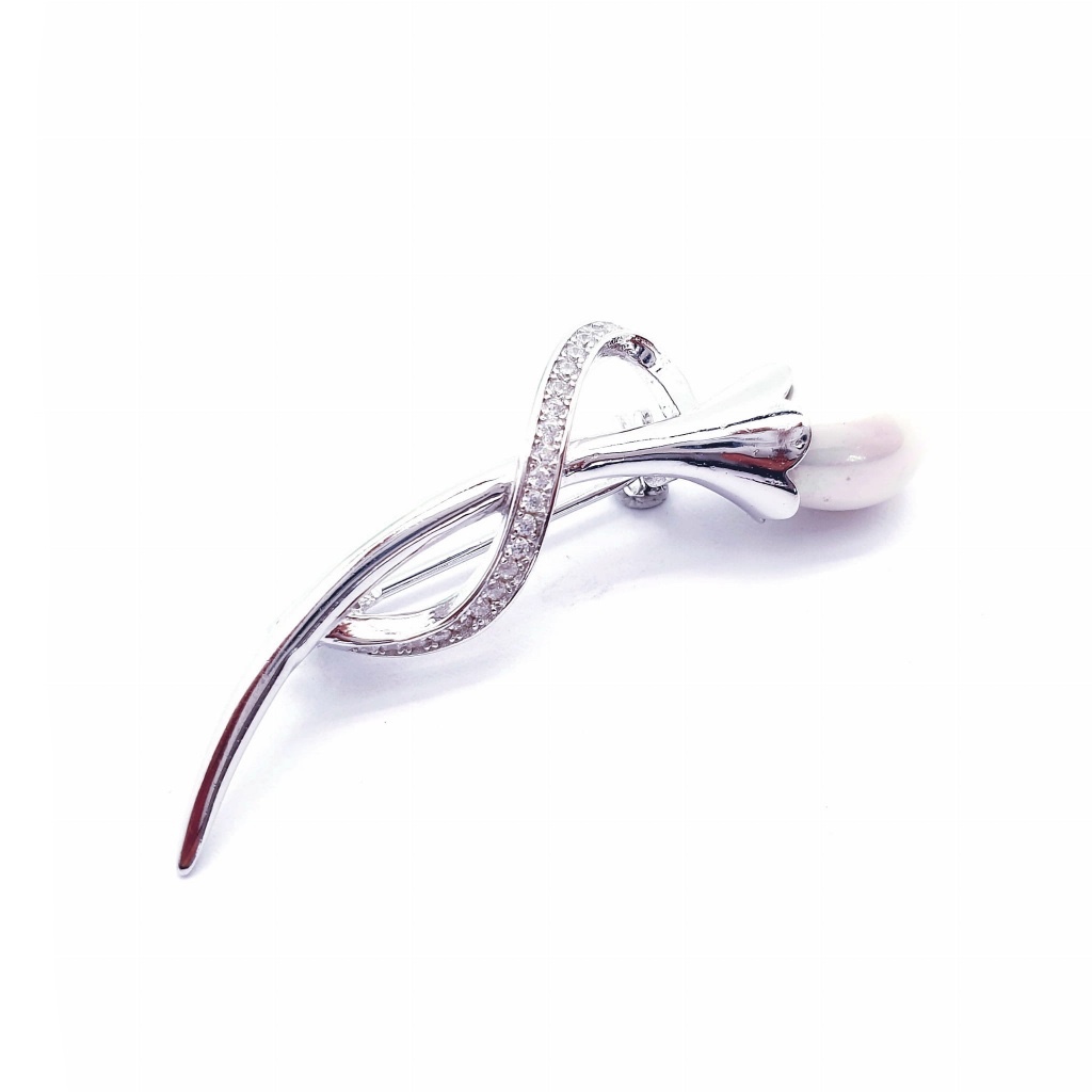 Брошь из серебра 925 пробы с жемчугом и фианитами Брошь из серебра 925 пробы с жемчугом и фианитами