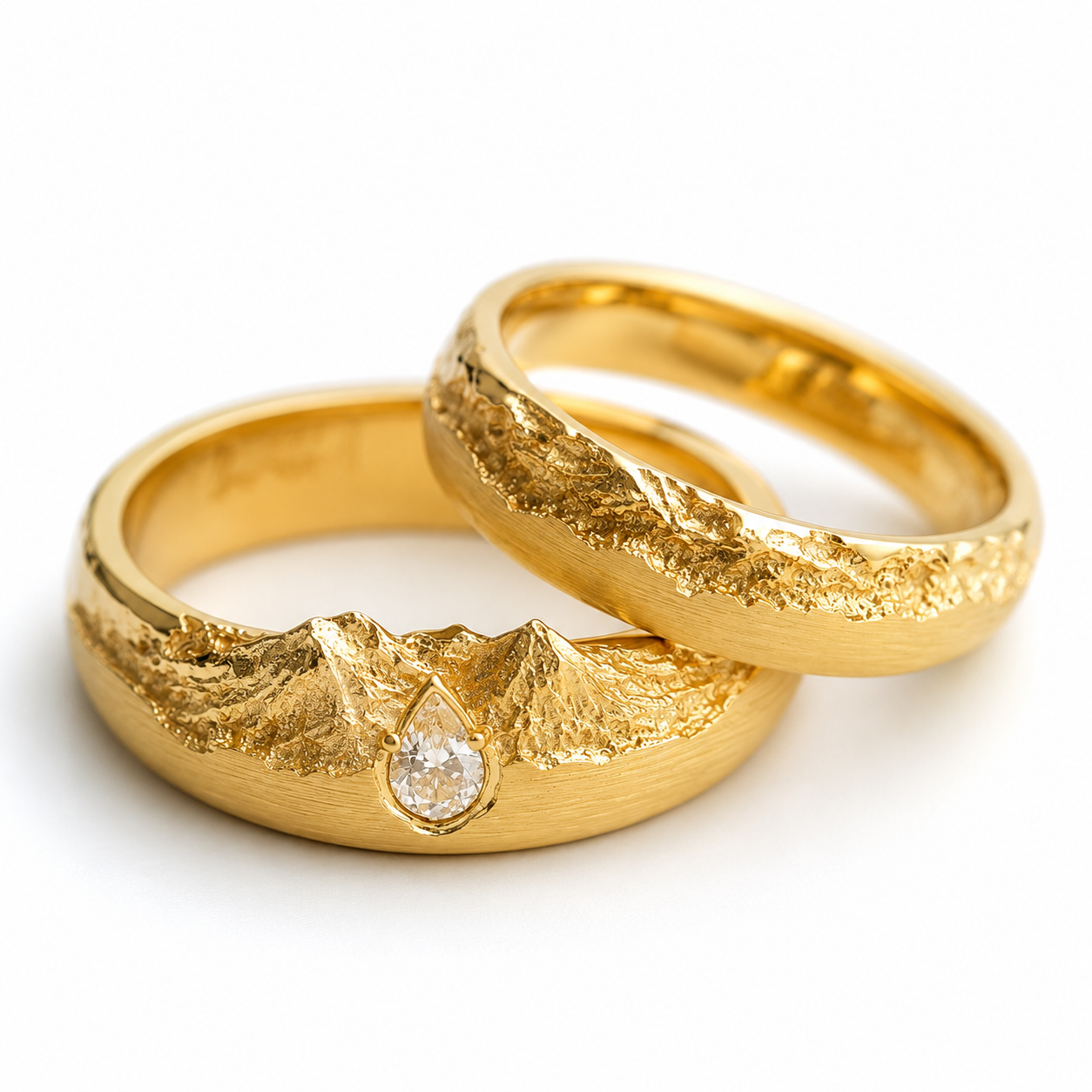 Anfertigung von Trauringen aus 585er Gelbgold mit Zirkonia Anfertigung von Trauringen aus 585er Gelbgold mit Zirkonia